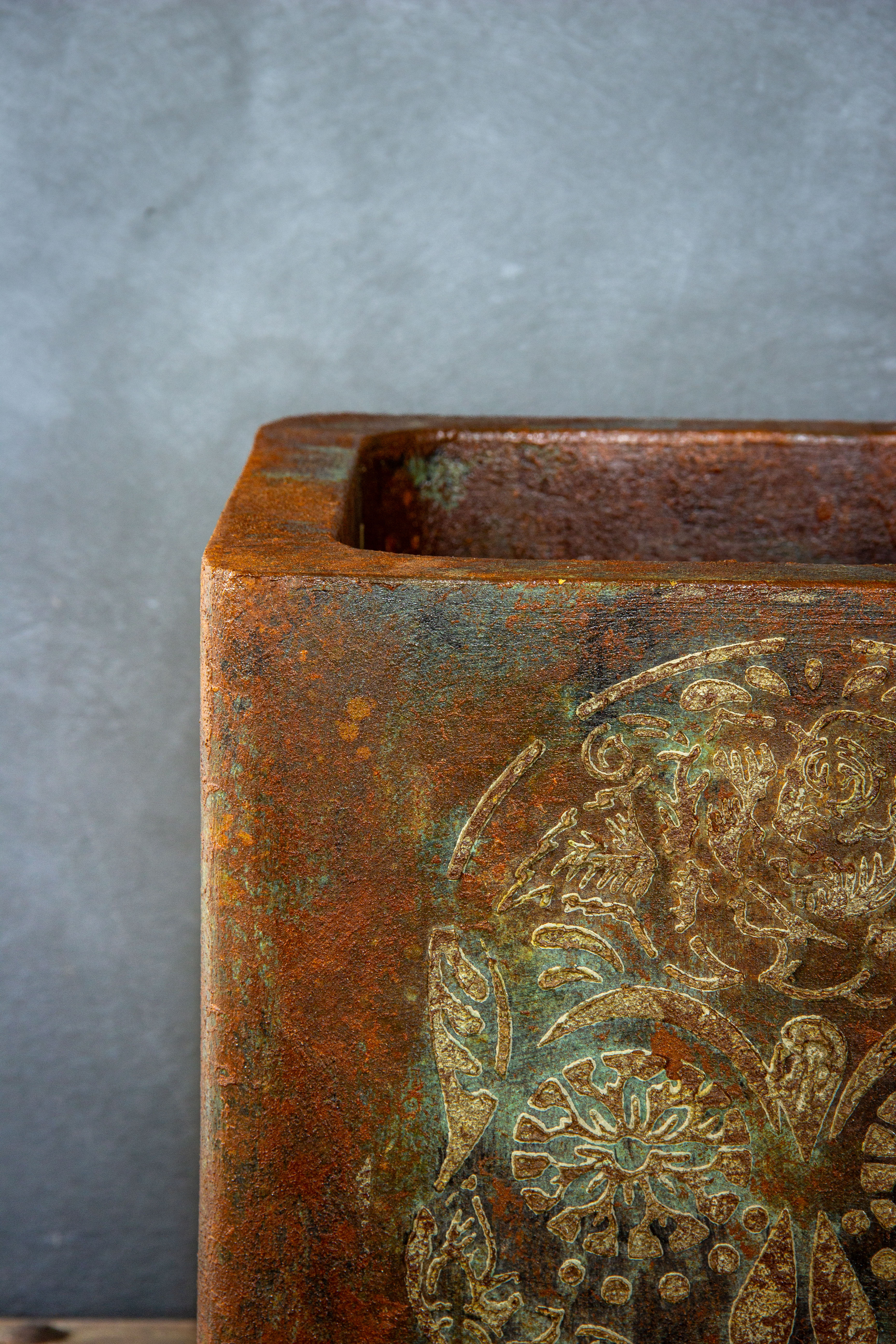 Osłonka w efekcie kortenu z dekoracyjnym motywem czaszki 3D w stylu industrialnym